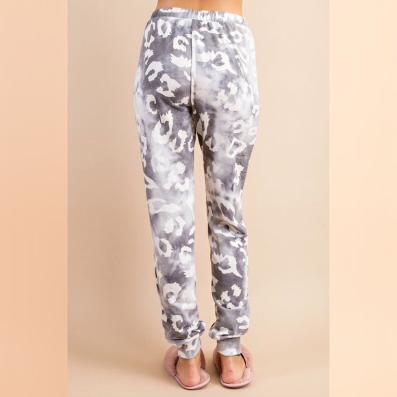 Grey Space Dyed Leopard Fleece Top Pants Set - Picture 9 of 11
